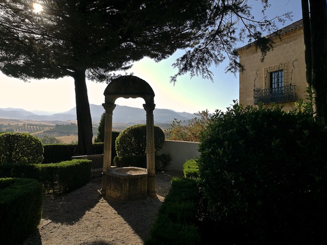 Garden with view of Serranía de Ronda in the background. Photo © snobb.net